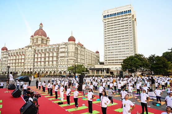 Ilustrasi yoga with youth untuk artikel Yoga with Youth 2026: Lebih dari 1.000 Berkumpul di Gateway of…