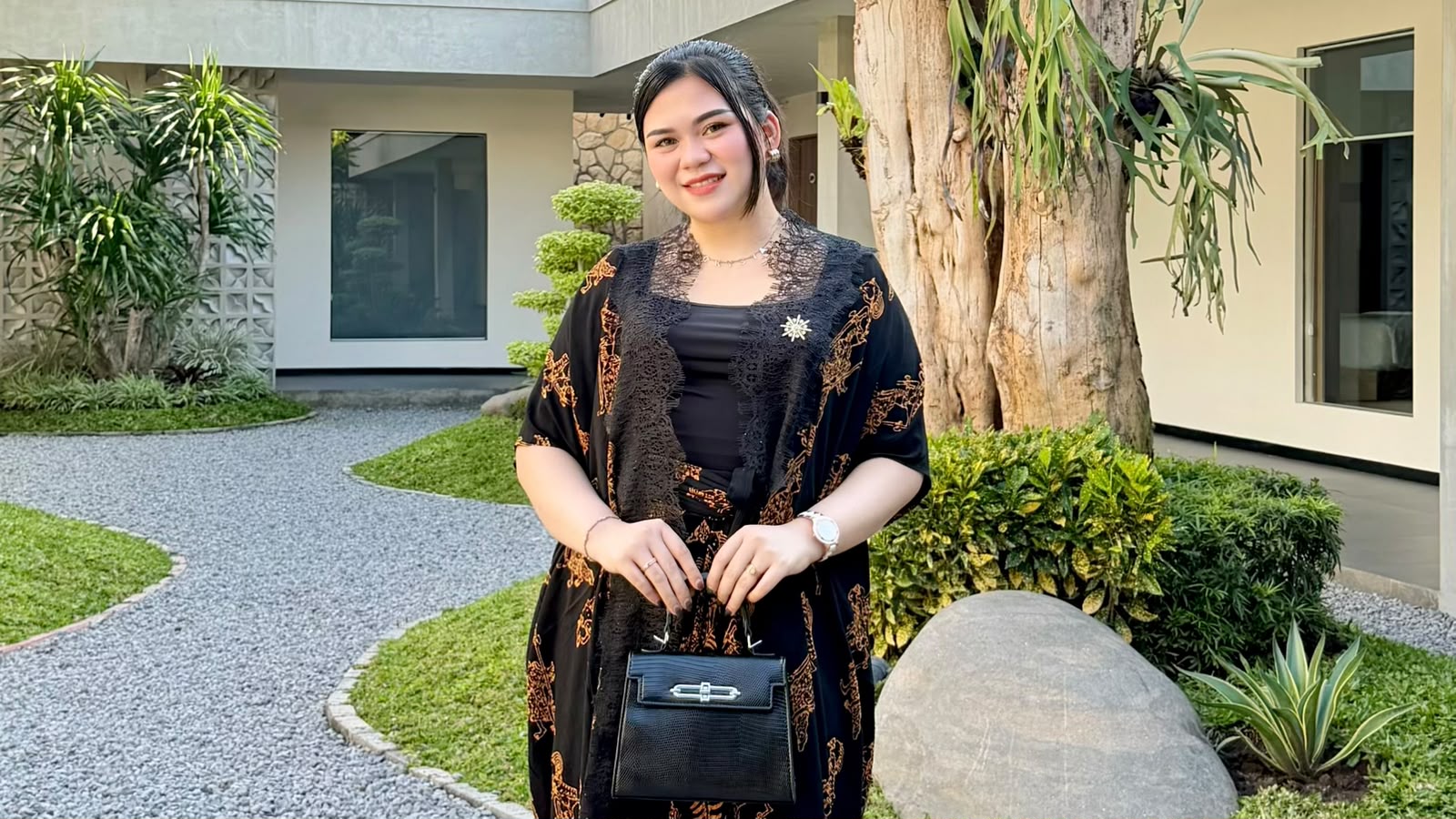 Ilustrasi personal branding reviewer produk untuk artikel Personal branding reviewer produk: Nickysya Bagikan Strategi…