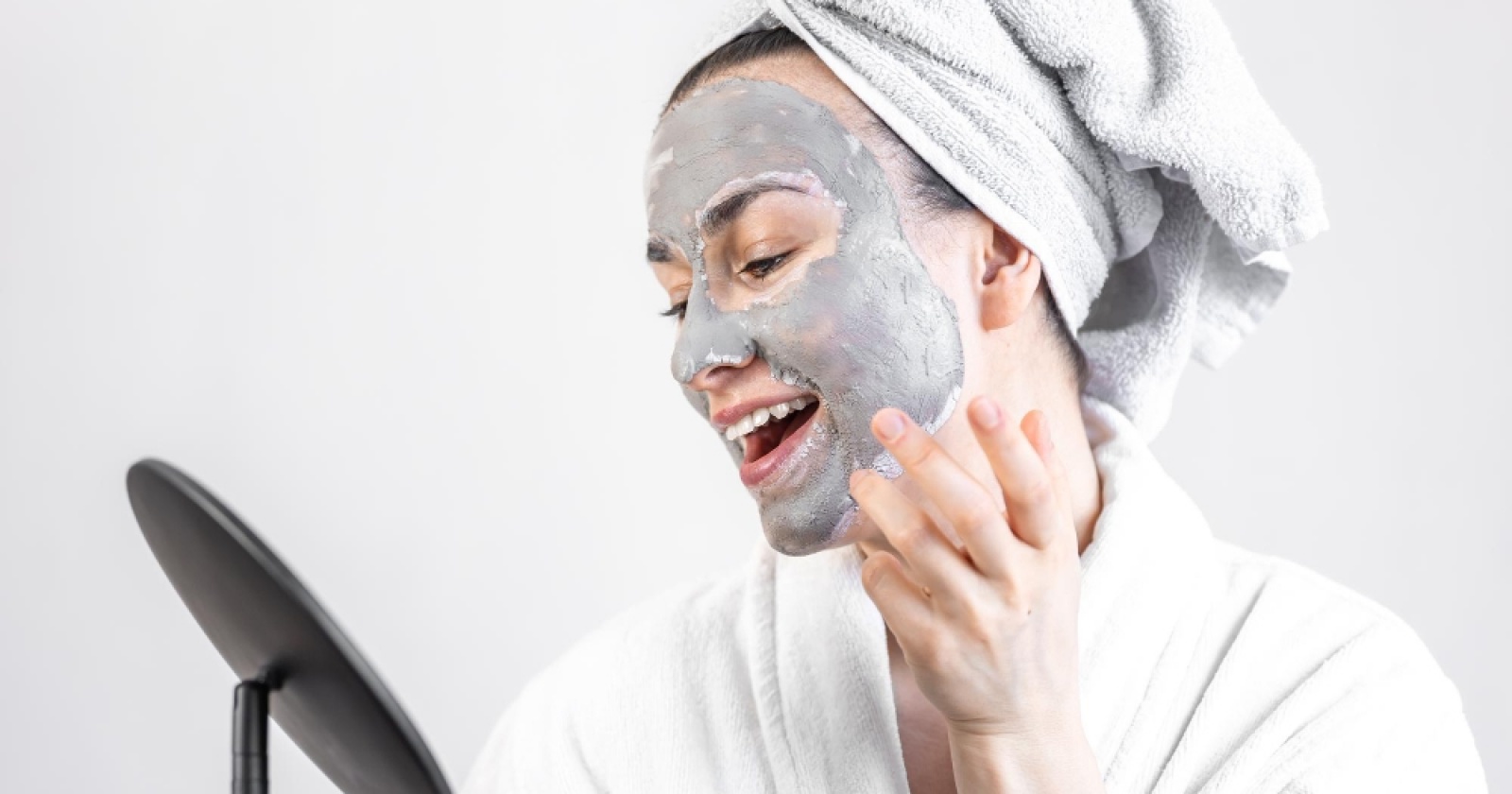 Ilustrasi urutan skincare malam untuk artikel Urutan Skincare Malam Pakai Clay Mask yang Tepat