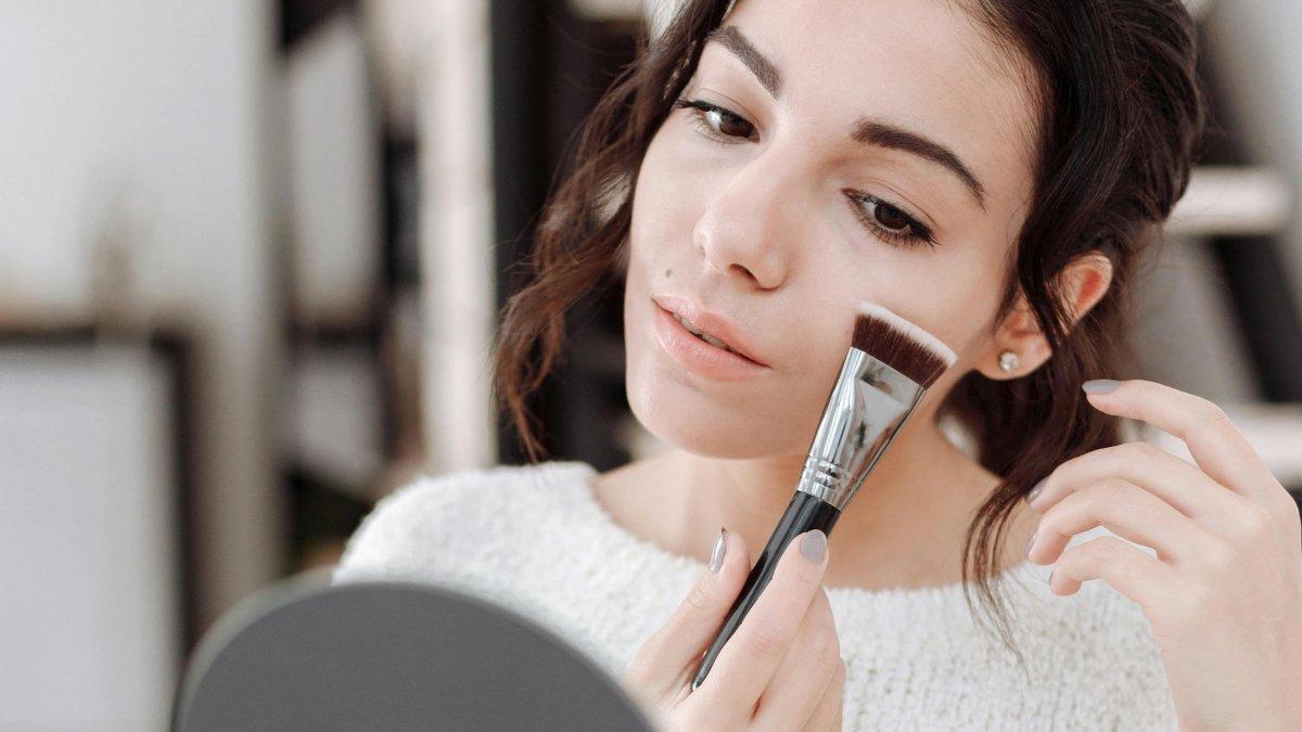 Ilustrasi skin tint murah untuk artikel Skin tint murah: 4 Rekomendasi Skin Tint di Bawah 50 Ribuan…